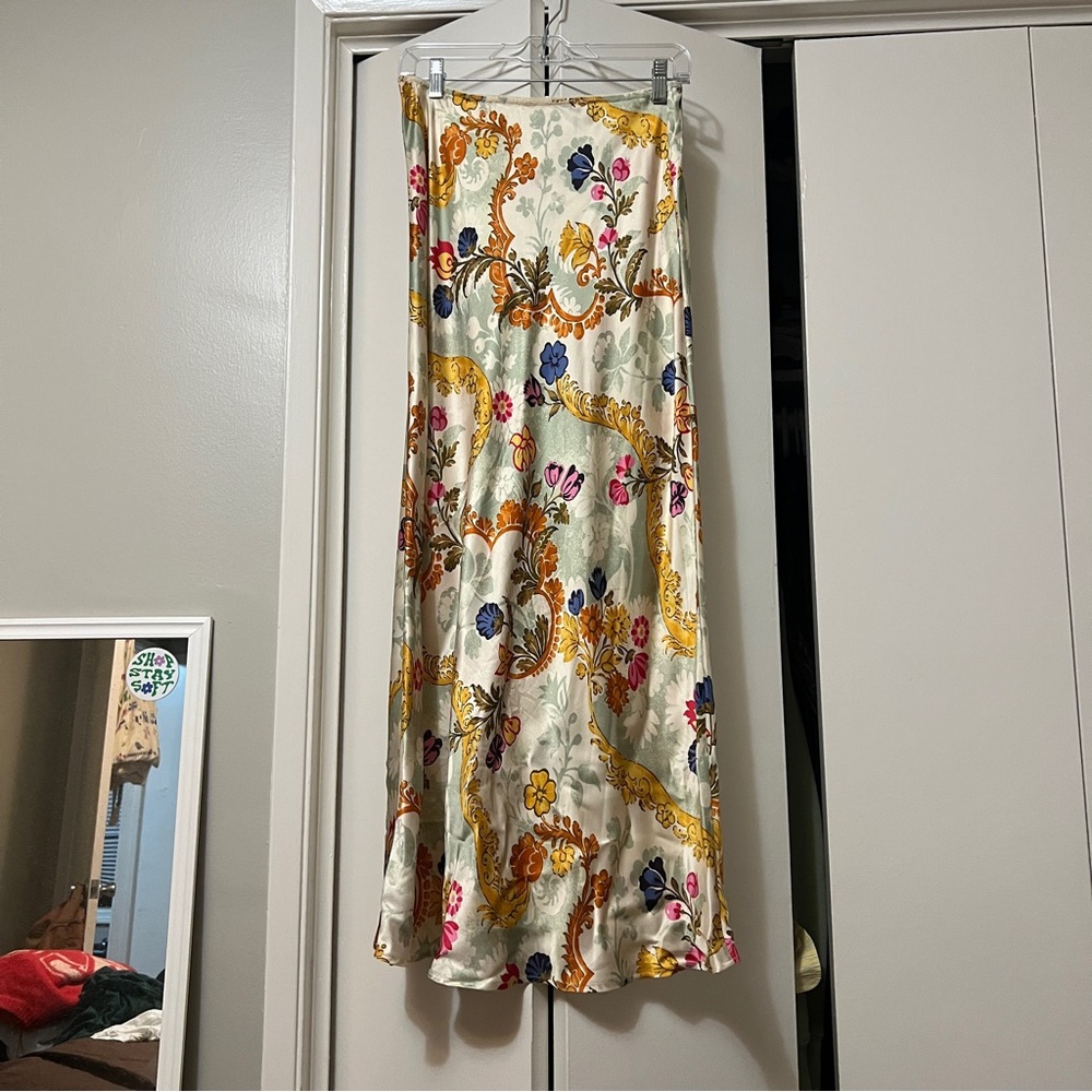 [Reformation] silk long skirt with floral pattern - Picture 2 of 5